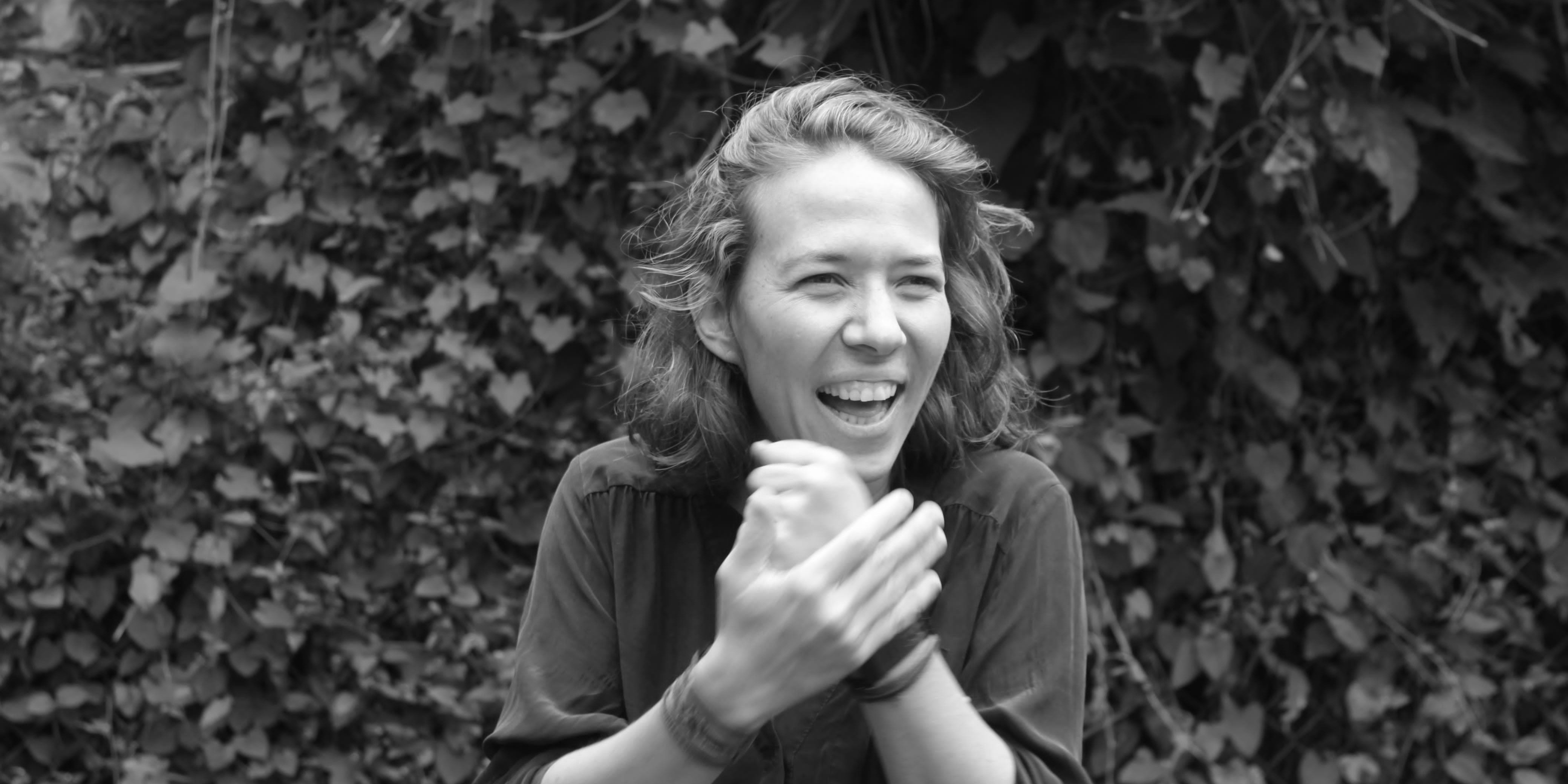 Sus muebles calman, sus lámparas abrigan: la fórmula silenciosa de María Beckmann