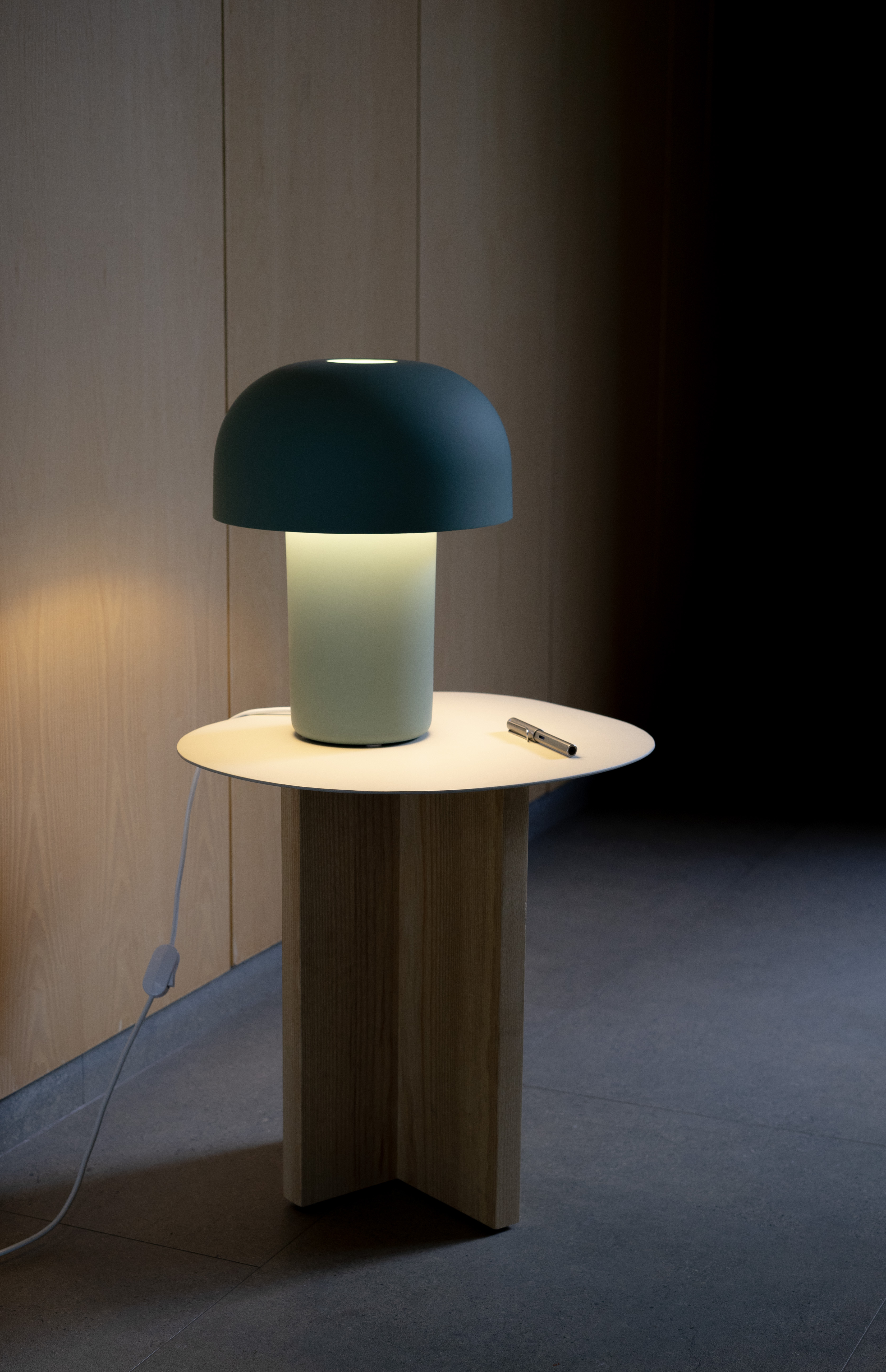 Mod Lamp y mesa Ovu por Natural Urbano
